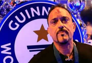 VIDEO: Người đàn ông lập kỷ lục dùng trán đóng đinh nhanh như búa