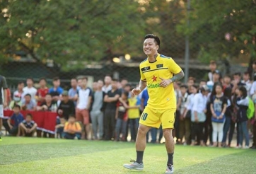 VIDEO: Ca sỹ Tuấn Hưng sút phạt đầy thông minh trên sân phủi