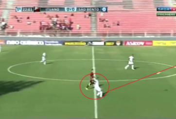 VIDEO: Choáng với cú đá phản lưới nhà từ giữa sân ở Brazil