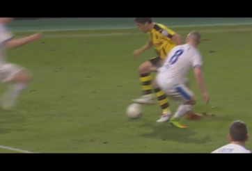 VIDEO: Màn đảo chân siêu dẻo của Kagawa khi 1vs2