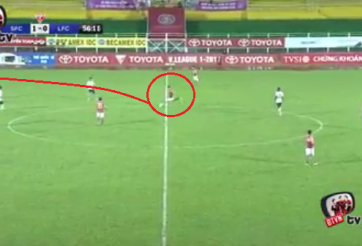 Cầu thủ V-League tái hiện siêu phẩm từ giữa sân của Beckham