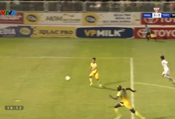 Bàn thua chung cuộc 2-3 khiến cầu thủ HAGL phản ứng dữ dội