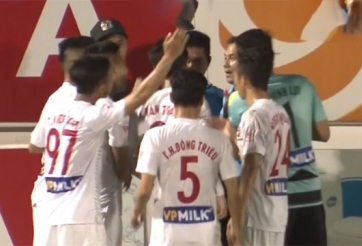 BHL và cầu thủ HAGL phản ứng quyết liệt với trọng tài