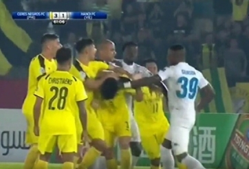 Hoàng Vũ Samson đấm liên tiếp vào mặt cầu thủ Philippines