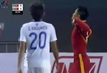 VIDEO: Sầm Ngọc Đức từng nhận thẻ đỏ khó tin với cầu thủ Lào