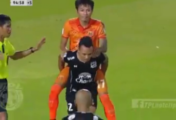 VIDEO: Cách chống câu giờ siêu hài của cầu thủ Thái League