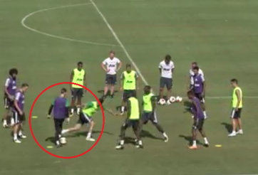 VIDEO: De Gea đá ma cực chất trên sân tập Man Utd