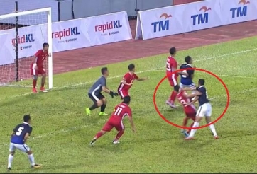 Cầu thủ Campuchia thẳng tay đấm đối thủ ở trận thua Philippines