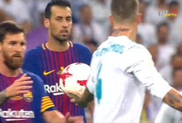 Hành động gây bất bình của Ramos sau khi phạm lỗi với Messi