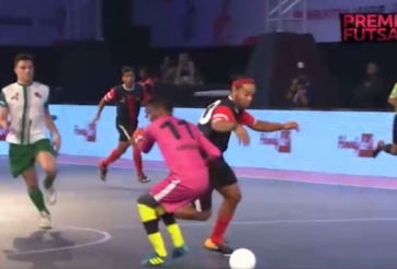 VIDEO: Ronaldinho lập hattrick giúp đội nhà ngược dòng khó tin