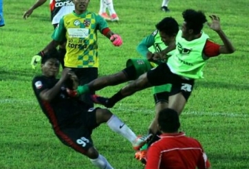 Cầu thủ Indonesia hỗn chiến kinh hoàng, đuổi đánh trọng tài