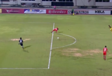 Hy hữu: Thủ môn Thái League chuyền bóng cho đối phương ghi bàn