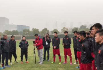 Trưởng đoàn Dương Vũ Lâm đọc thư của Thủ tướng động viên U23 Việt Nam