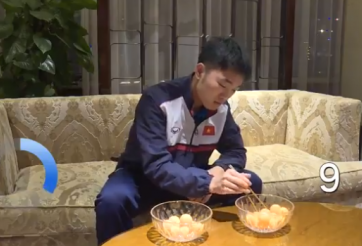 VIDEO: Xuân Trường và thử thách dùng đũa của AFC