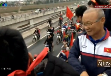 Xe bus mui trần chở HLV Park Hang Seo và cầu thủ U23 Việt Nam