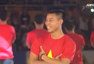 Văn Thanh tái hiện dáng đứng ăn mừng hiên ngang trên sân Thống Nhất