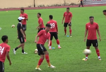 Cầu thủ TPHCM cùng HLV Miura hăng say tập huấn tại Nha Trang