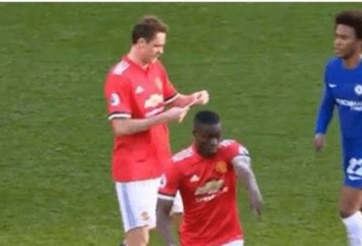 VIDEO: Tình huống hài hước Matic nhận mẩu giấy từ HLV Mourinho