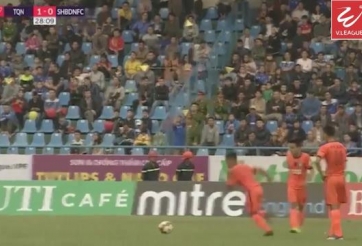 VIDEO: Pha dàn xếp đá phạt hài hước của cầu thủ Đà Nẵng