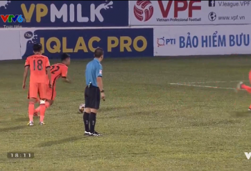 VIDEO: Pha dàn xếp đá phạt thảm họa của cầu thủ Đà Nẵng vs HAGL