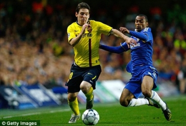 Huyền thoại Chelsea hé lộ cách làm Messi ‘tắt điện’