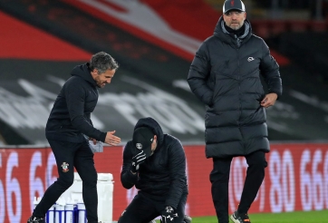 HLV Southampton rơi lệ sau chiến thắng trước Liverpool