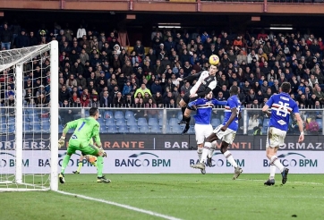 Ronaldo lại khiến NHM trầm trồ với bàn thắng 'khác người'