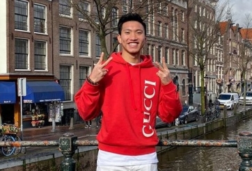 Văn Hậu bảnh bao rảo bước trên đường phố Hà Lan