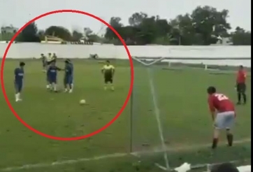 HÀI HƯỚC: Phối hợp đá penalty đánh lừa cả thế giới