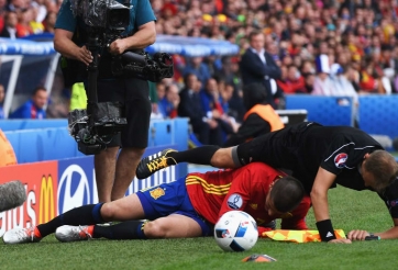 VIDEO: Những tình huống hài hước của trọng tài trên sân bóng