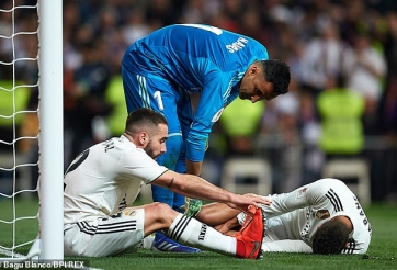 Varane khoe đầu gối đẫm máu sau Siêu kinh điển