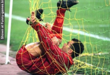 VIDEO: Cười té ghế với những pha phản lưới nhà hài hước 