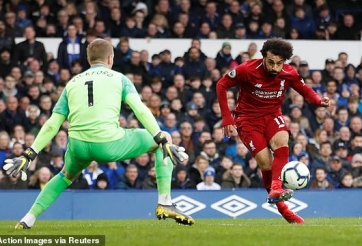 Chia điểm với Everton, Liverpool mất ngôi đầu bảng