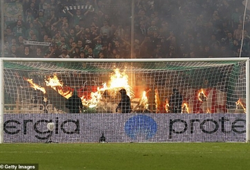 VIDEO: Khán đài rực lửa trong trận Derby lớn nhất Hy Lạp