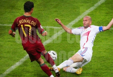 VIDEO: Cristiano Ronaldo gặp ông thầy Zidane lần đầu thế nào