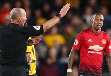 Fan chỉ trích thậm tệ Young, đòi đuổi ngay Romero và Rojo