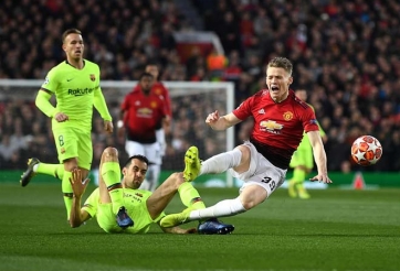 M.U mất penalty, Barca thoát thẻ đỏ dù có VAR