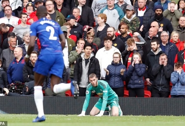 Gary Neville: 'De Gea hãy tránh xa bóng đá'