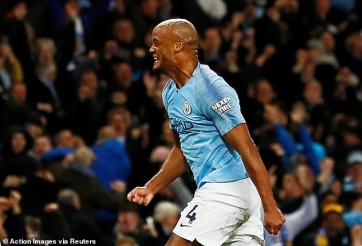 Kompany: 'Các đồng đội đã cấm tôi sút'