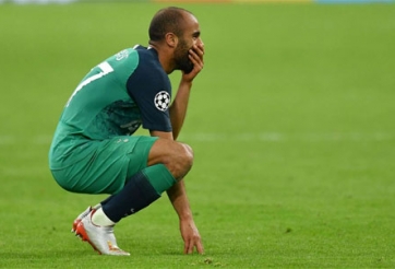 Moura bật khóc khi xem lại bàn thắng của chính mình 