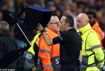 Yêu cầu trọng tài tham khảo VAR, cầu thủ có thể bị phạt