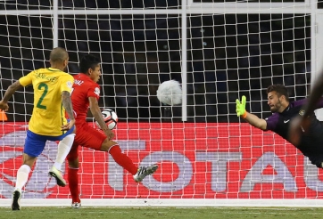 VIDEO: Bàn thắng bằng tay khiến Brazil bị loại khỏi Copa America 2016