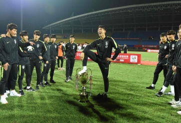 Đội bóng trả giá đắt vì có hành động khiếm nhã với cúp vô địch