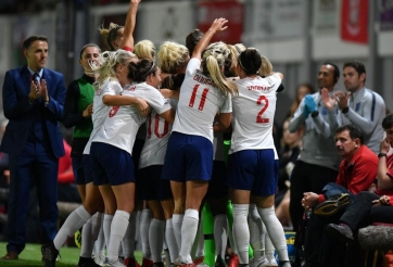 Thắng sát nút, nữ Anh nhọc nhằn giành 3 điểm ngày ra quân