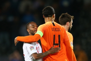 VIDEO: Pha lấy bóng của Van Dijk khiến Sterling 'sấp mặt' 