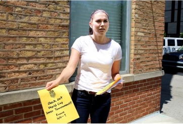 Sốc: Ngôi sao tuyển nữ Mỹ phải đi phát tờ rơi trước trận Mỹ 13-0 Thái Lan