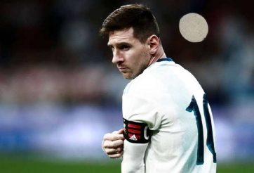 VIDEO: Messi sút trượt khó tin trước khung thành bỏ trống 