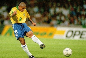 VIDEO: Roberto Carlos tái hiện cú chuyền bóng cực dị ở tuổi 46