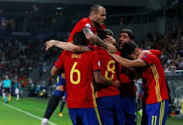 Hủy diệt Ba Lan, Tây Ban Nha leo một mạch lên ngôi đầu bảng