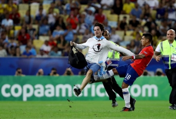 Sao Chile tung cước hạ CĐV gây rối tại Copa America 